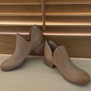 Women’s SOFTT 9 M Tan Perforated Leather Ankle Boots Booties Shoes NWT